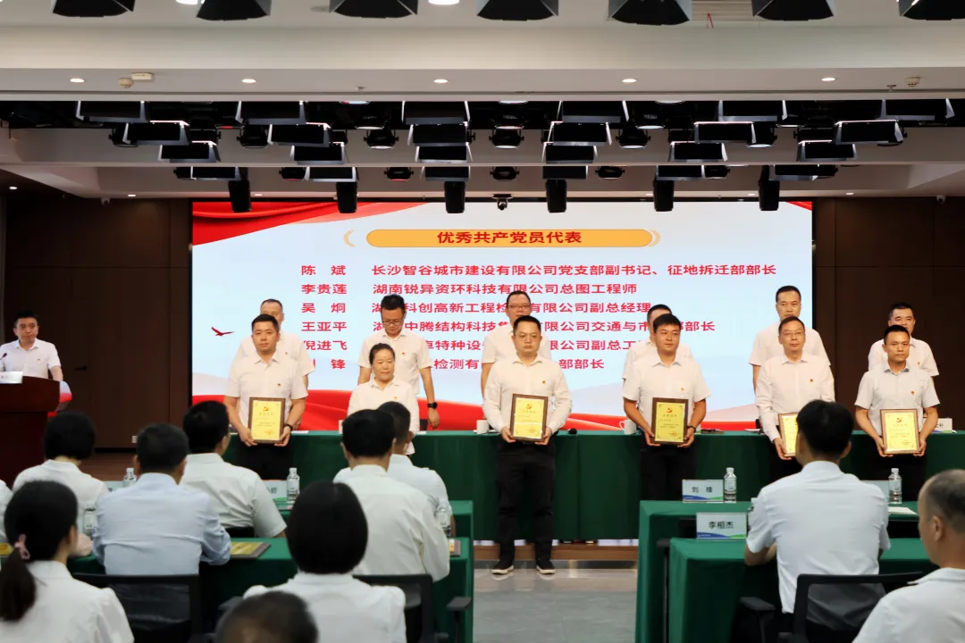 喜報(bào)！中騰科技王亞平同志榮獲岳麓高新區(qū)“優(yōu)秀共產(chǎn)黨員”稱號(hào)